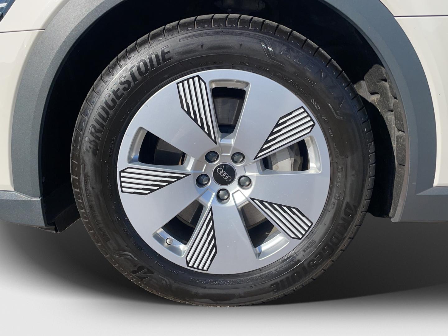 Bild über Audi e-tron Attraction 50 quattro 230,00 kW - for more details contact your dealer