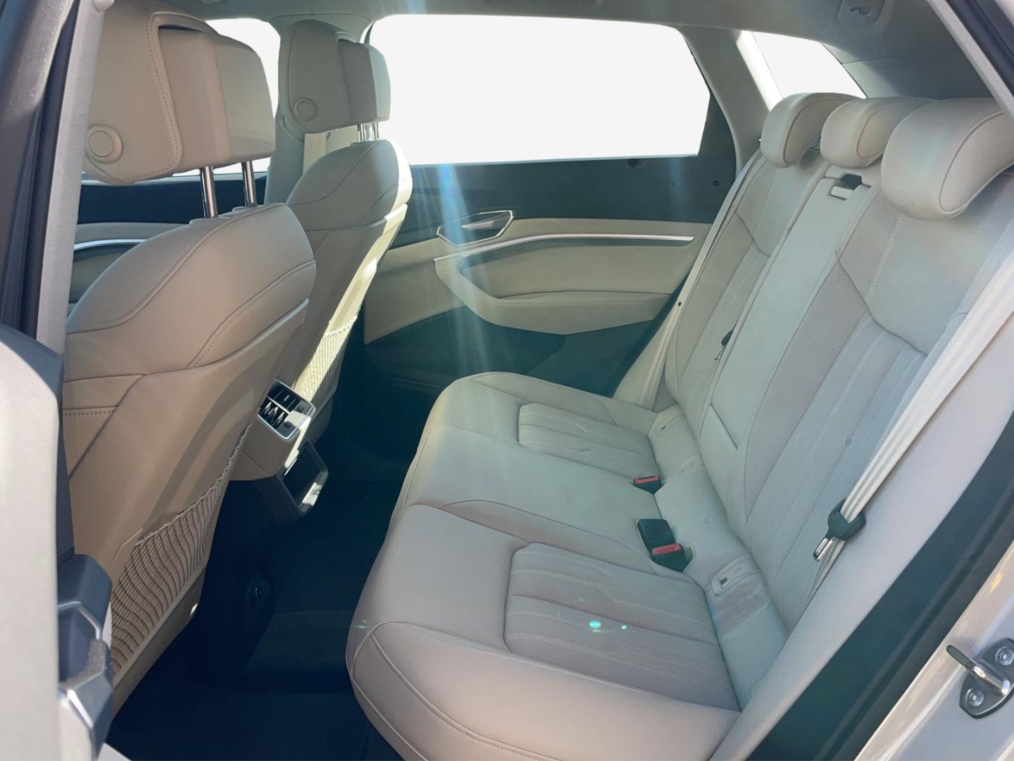 Bild über Audi e-tron Attraction 50 quattro 230,00 kW - for more details contact your dealer