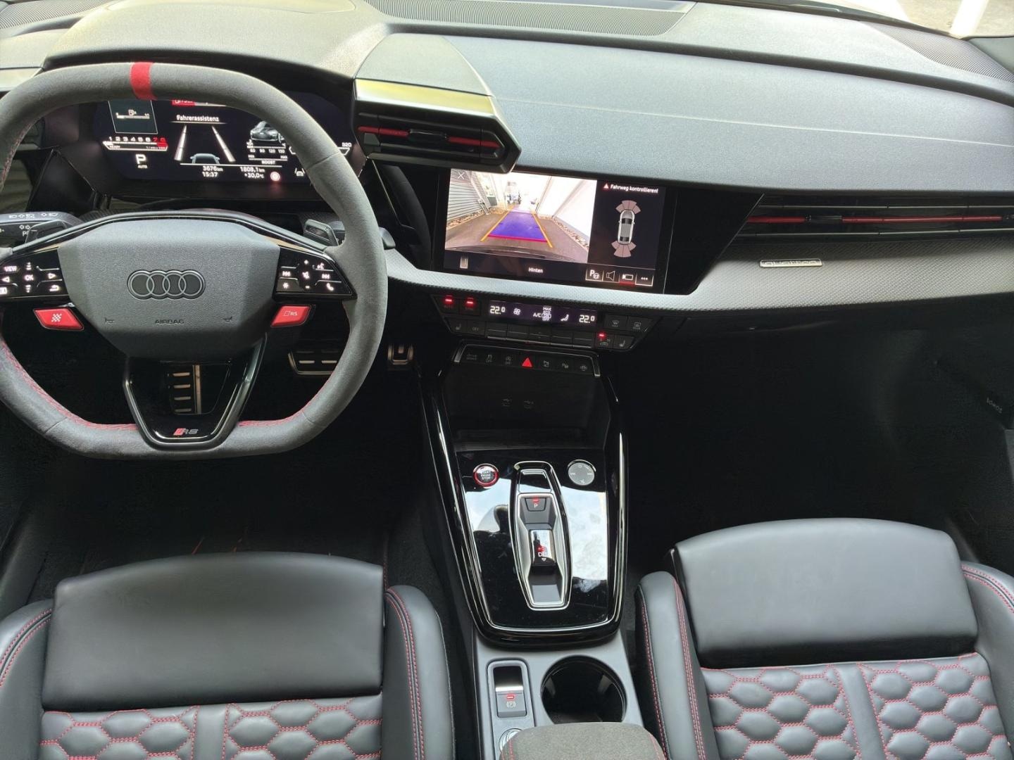 Bild über Audi RS 3 Limousine TFSI quattro S tronic - für weitere Informationen kontaktieren Sie den Audi Partner