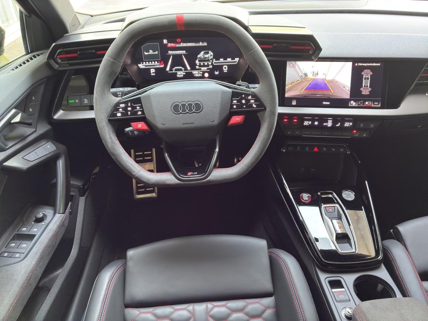 Bild über Audi RS 3 Limousine TFSI quattro S tronic - für weitere Informationen kontaktieren Sie den Audi Partner
