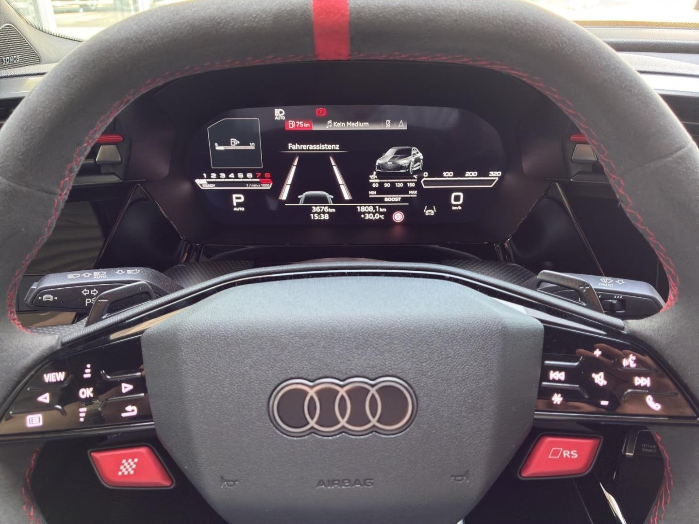 Bild über Audi RS 3 Limousine TFSI quattro S tronic - für weitere Informationen kontaktieren Sie den Audi Partner