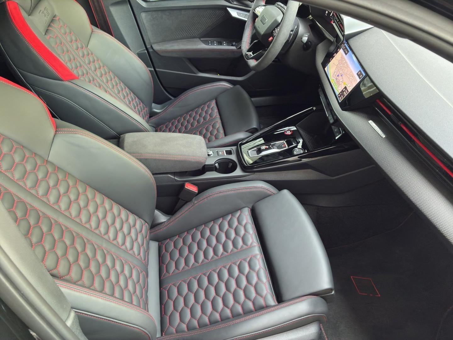 Bild über Audi RS 3 Limousine TFSI quattro S tronic - für weitere Informationen kontaktieren Sie den Audi Partner