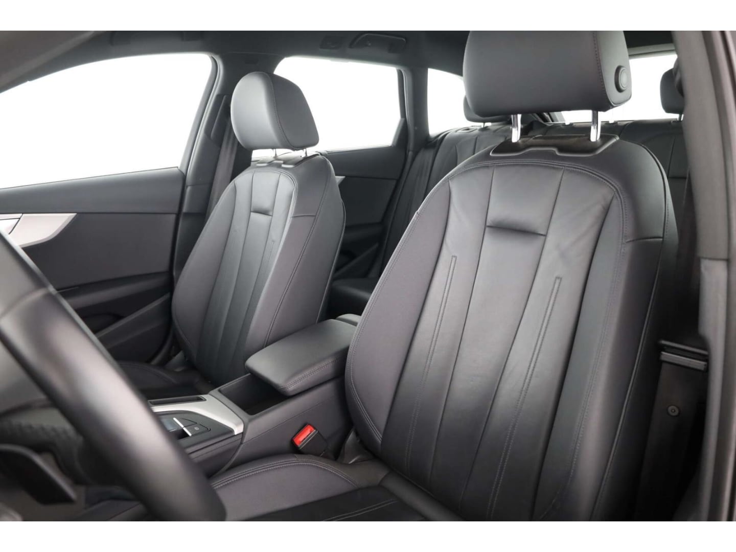 Bild über Audi A4 Avant S line 35 TFSI S tronic - für weitere Informationen kontaktieren Sie den Audi Partner