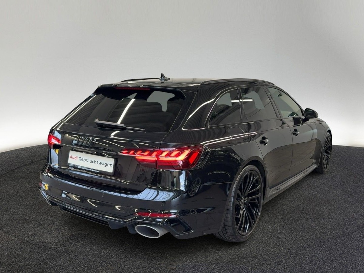Bild über Audi RS 4 Avant TFSI quattro tiptronic - für weitere Informationen kontaktieren Sie den Audi Partner