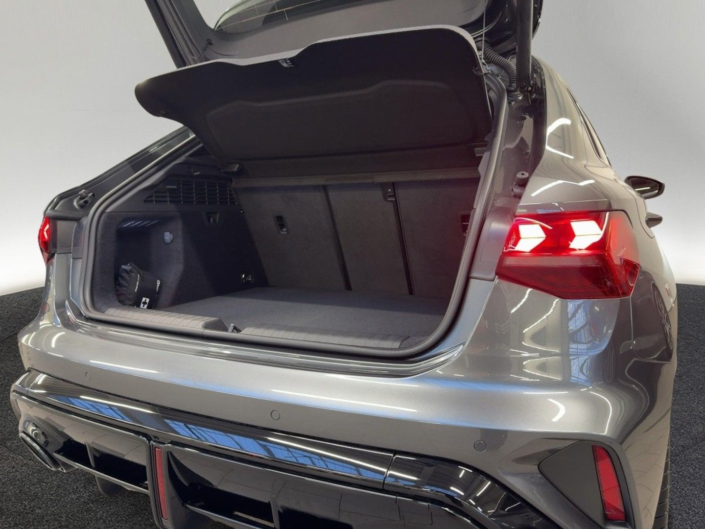 Bild über Audi RS 3 Sportback TFSI quattro 294 kW S tronic - für weitere Informationen kontaktieren Sie den Audi Partner