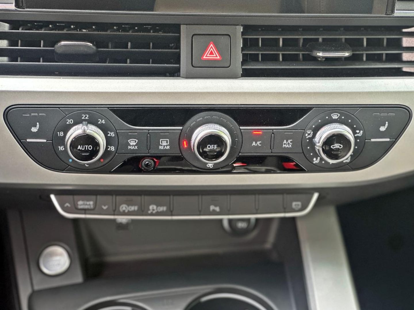 Bild über Audi A4 Avant S line 45 TFSI quattro S tronic - für weitere Informationen kontaktieren Sie den Audi Partner