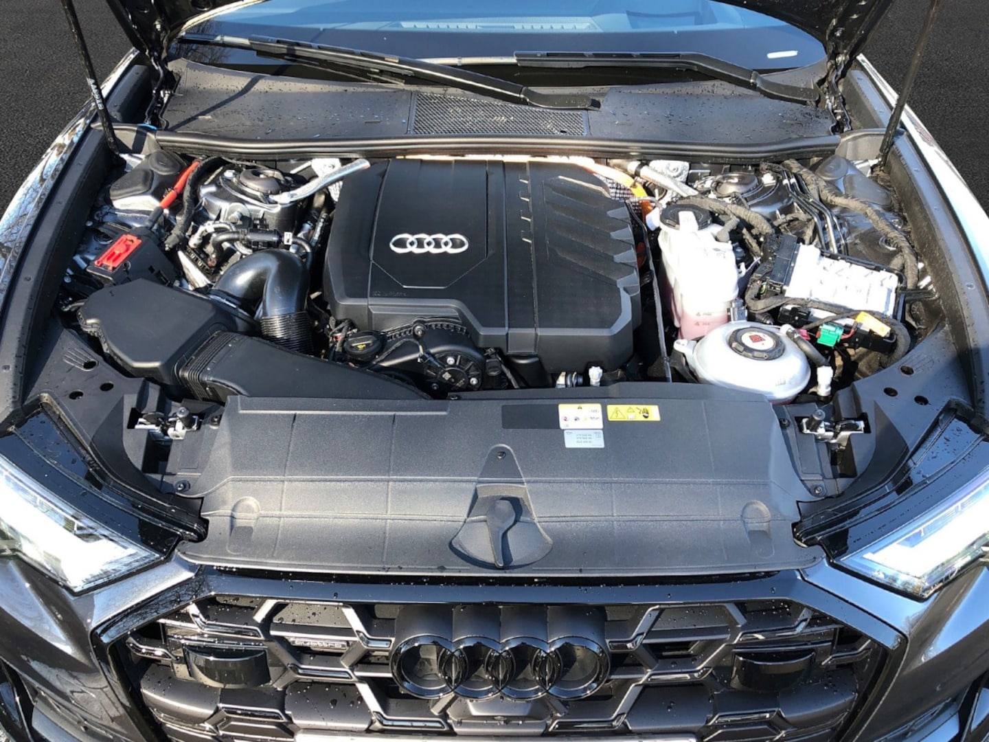 Bild über Audi A6 Avant TFSI e S line 55 TFSI e quattro S tronic - für weitere Informationen kontaktieren Sie den Audi Partner