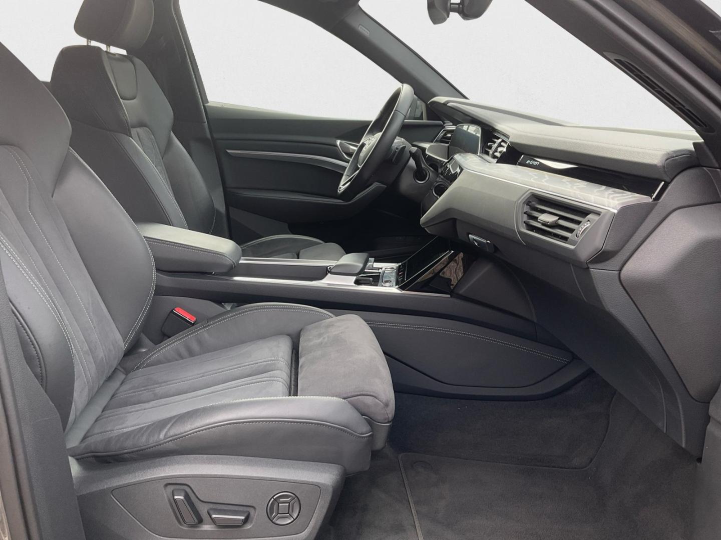 Image about Audi Q8 Sportback e-tron S line 55 e-tron quattro