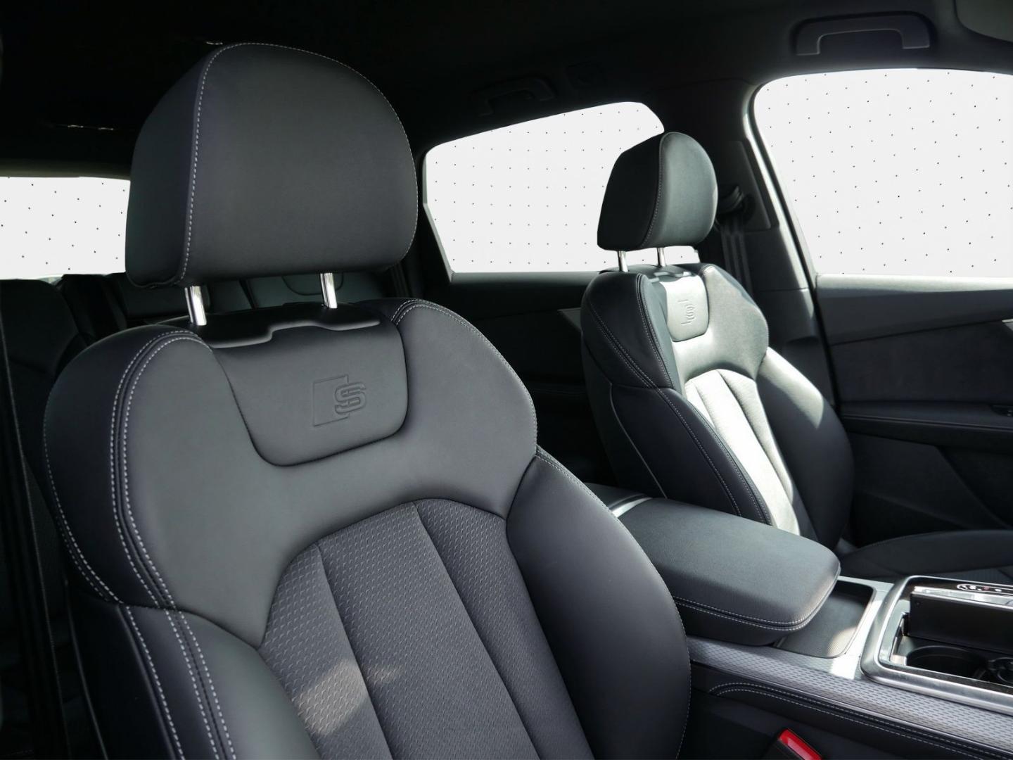 Image about Audi Q7 SUV TFSI e S line 55 TFSI e quattro tiptronic