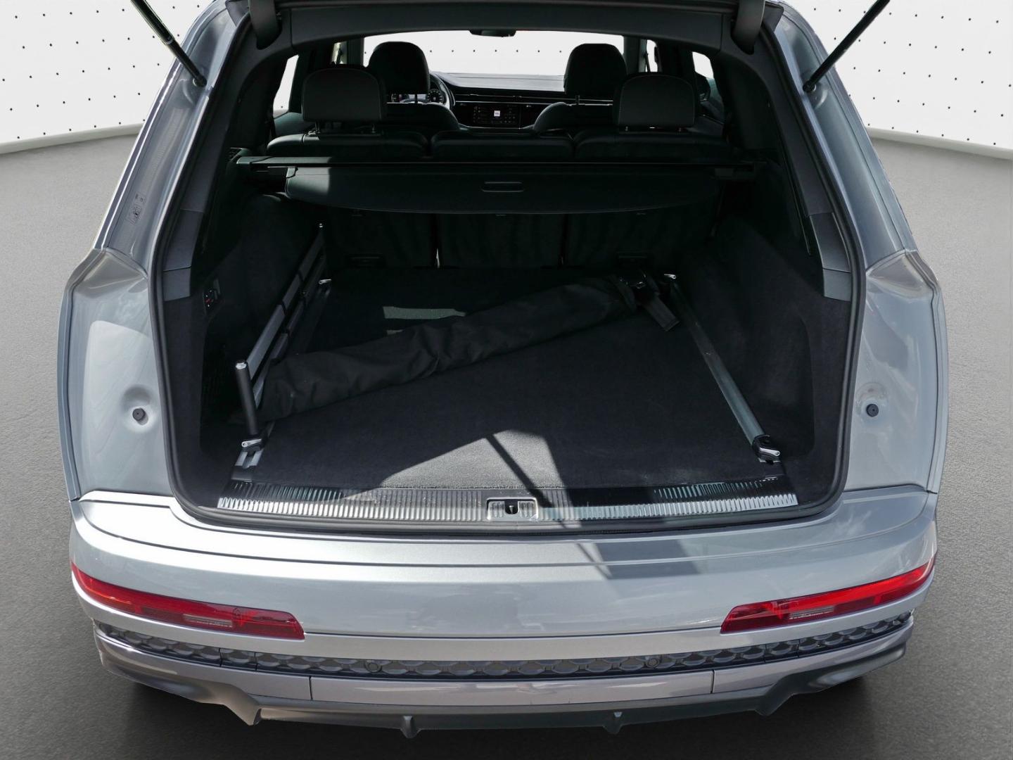Image about Audi Q7 SUV TFSI e S line 55 TFSI e quattro tiptronic
