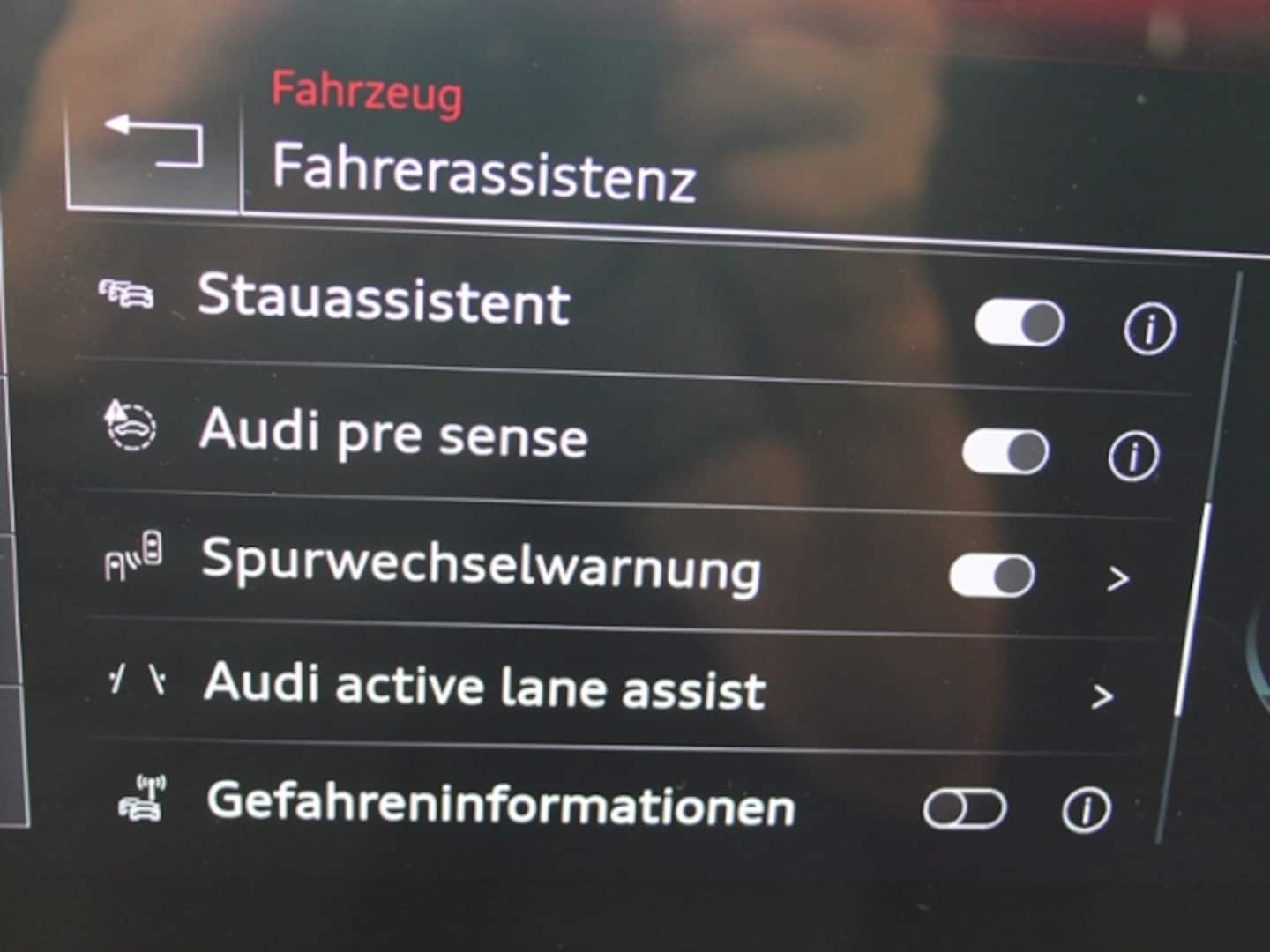 Bild über Audi A4 Avant S line 40 TDI S tronic - für weitere Informationen kontaktieren Sie den Audi Partner