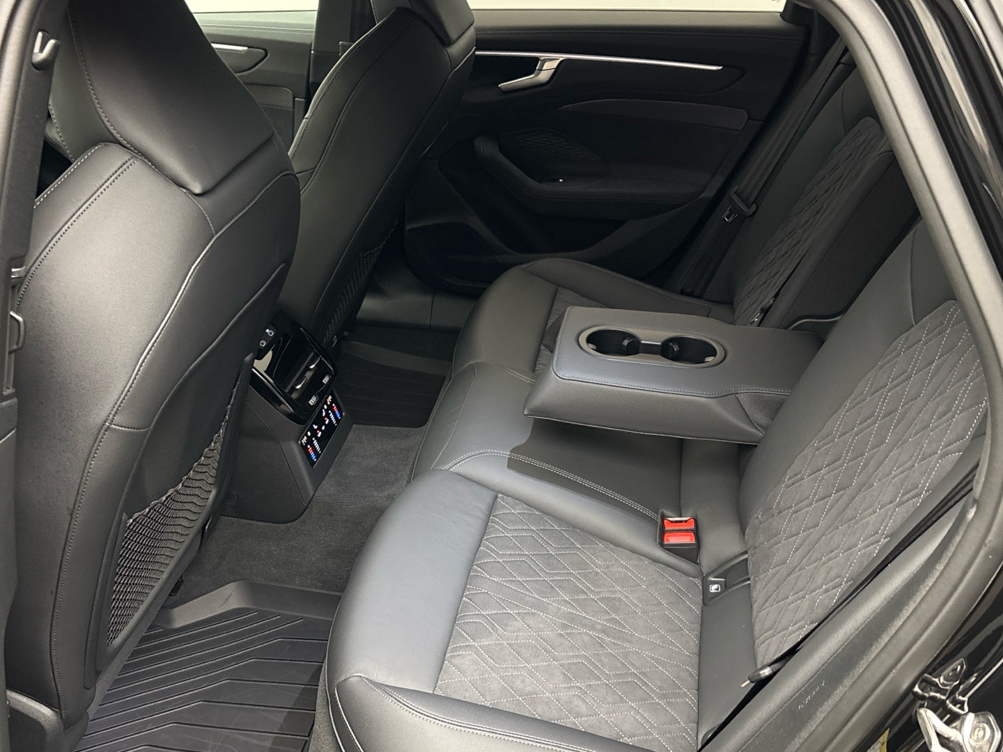 Bild über Audi A6 Avant edition one TDI quattro 150 kW S tronic - für weitere Informationen kontaktieren Sie den Audi Partner