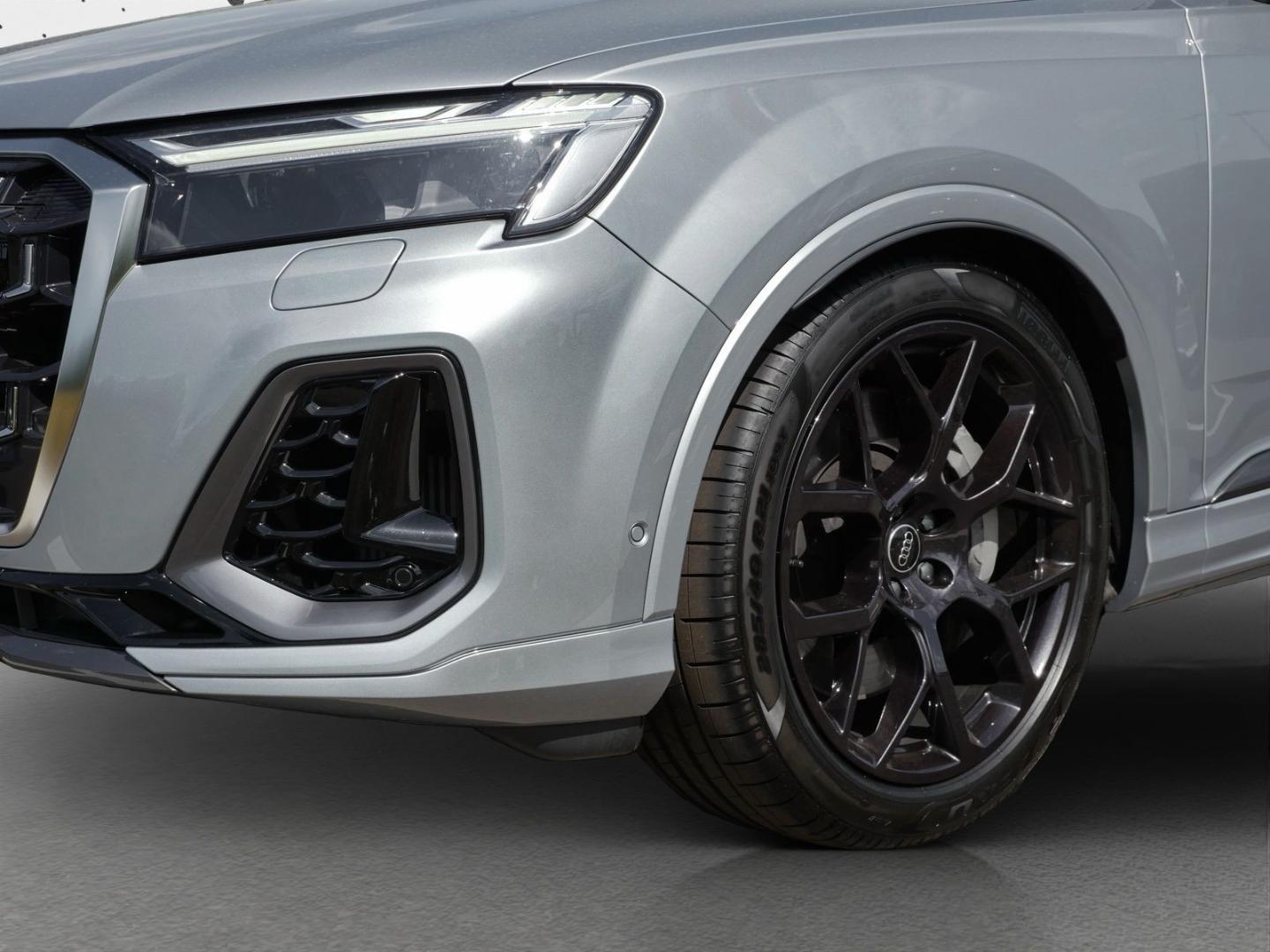 Image about Audi Q7 SUV TFSI e S line 55 TFSI e quattro tiptronic