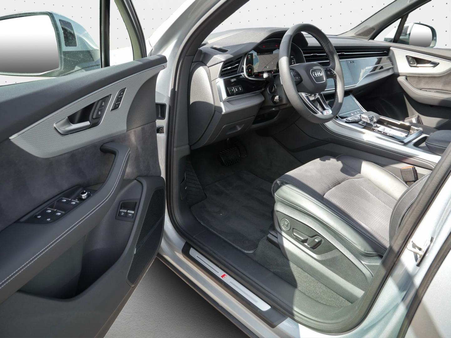 Image about Audi Q7 SUV TFSI e S line 55 TFSI e quattro tiptronic