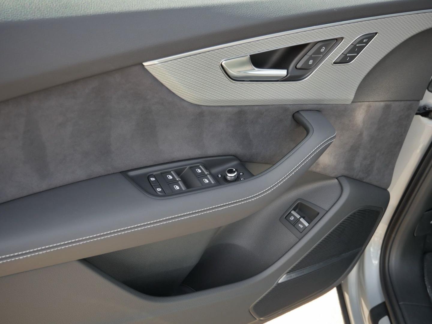 Image about Audi Q7 SUV TFSI e S line 55 TFSI e quattro tiptronic