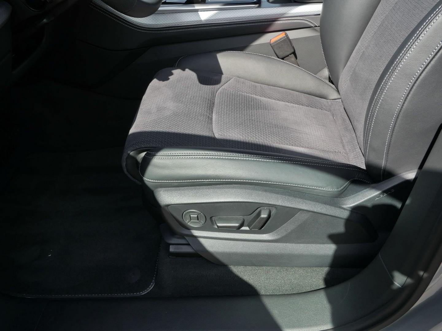 Image about Audi Q7 SUV TFSI e S line 55 TFSI e quattro tiptronic