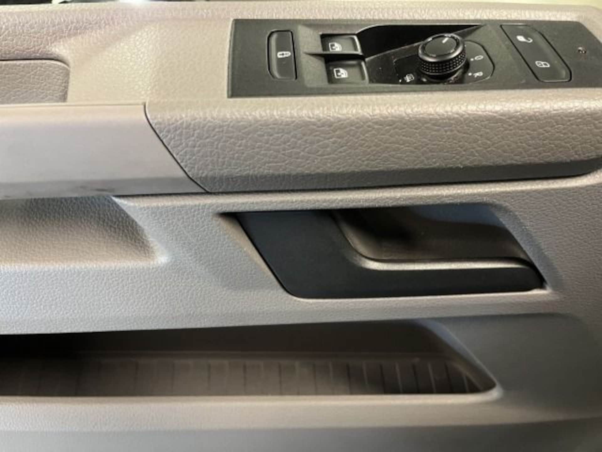 Volkswagen T6.1 Transporter Kombi langer Radstand