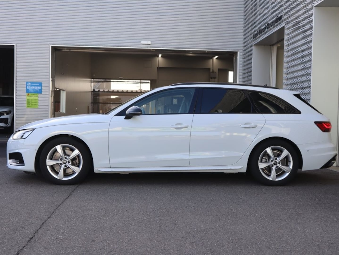 Audi A4 Avant 35 TFSI advanced for more details contact your dealer