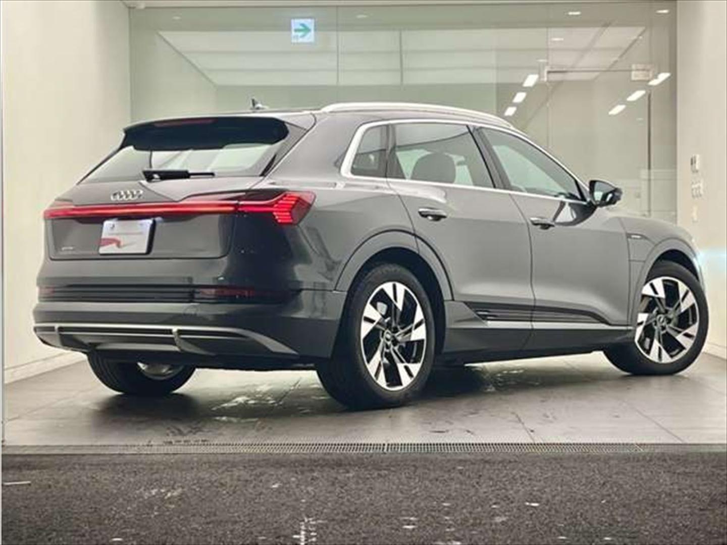 Image about Audi e-tron 55 quattro S line 300,00 kW