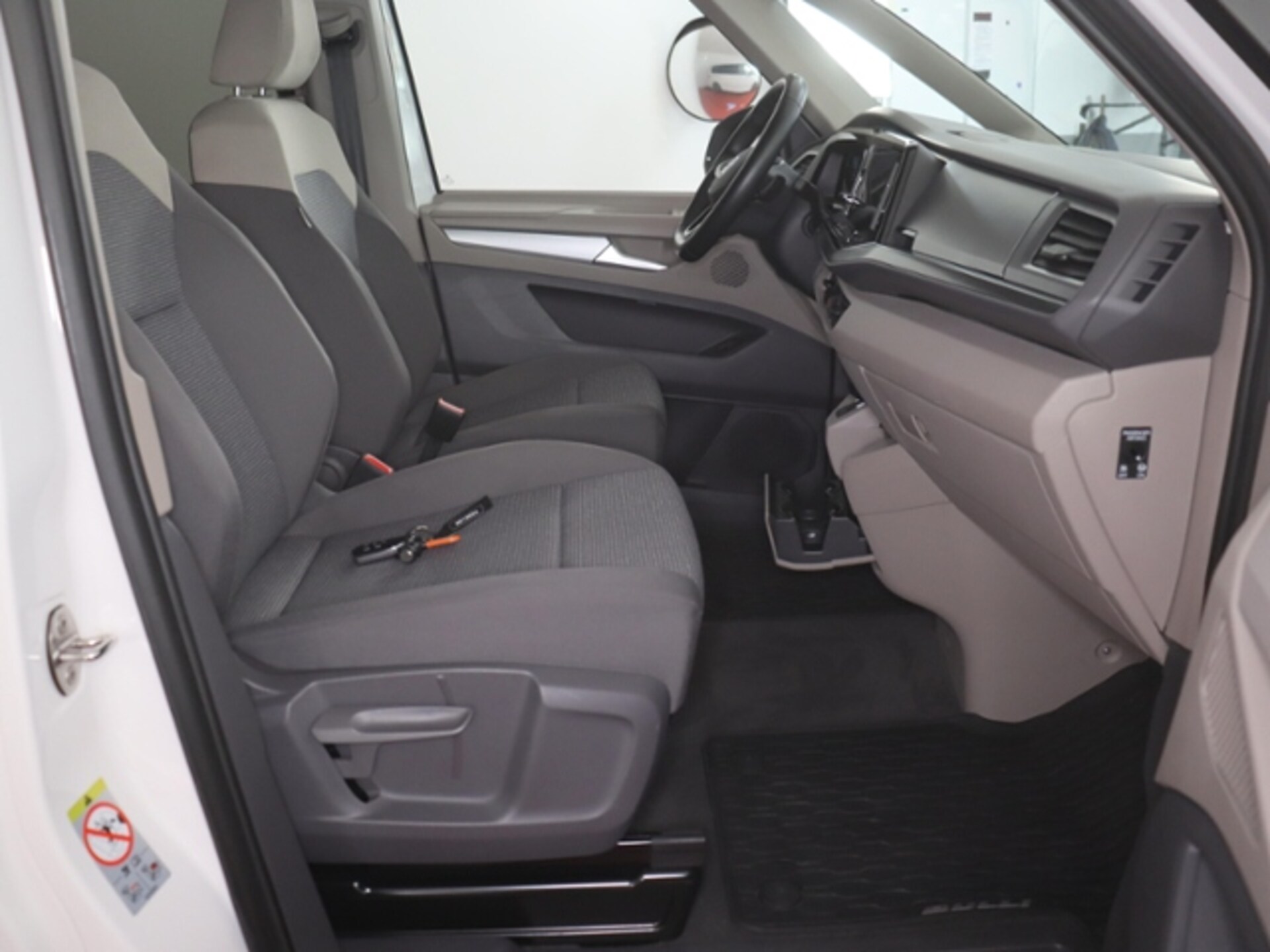 Volkswagen Multivan Langversion Basis-Modell