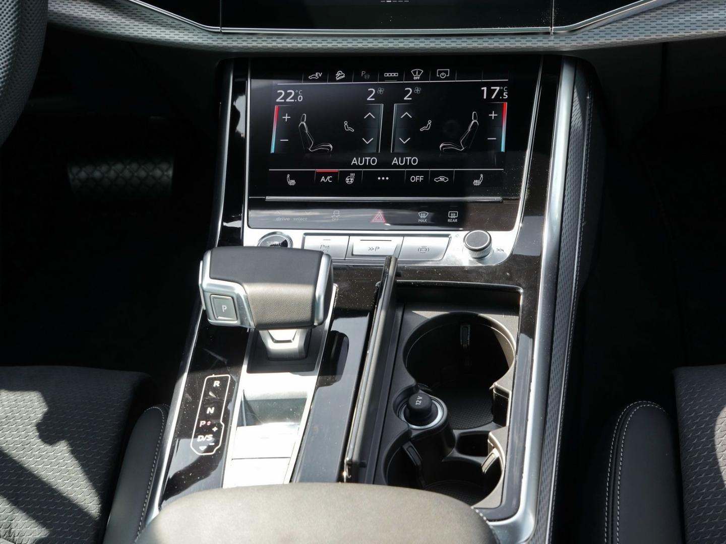 Image about Audi Q7 SUV TFSI e S line 55 TFSI e quattro tiptronic