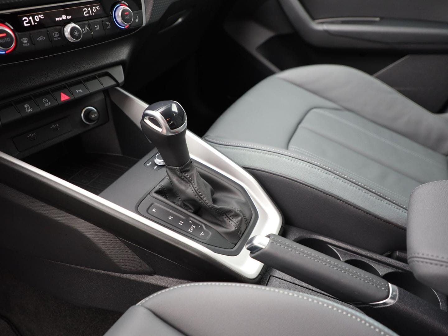 Bild über Audi A1 Sportback S line 30 TFSI S tronic - für weitere Informationen kontaktieren Sie den Audi Partner