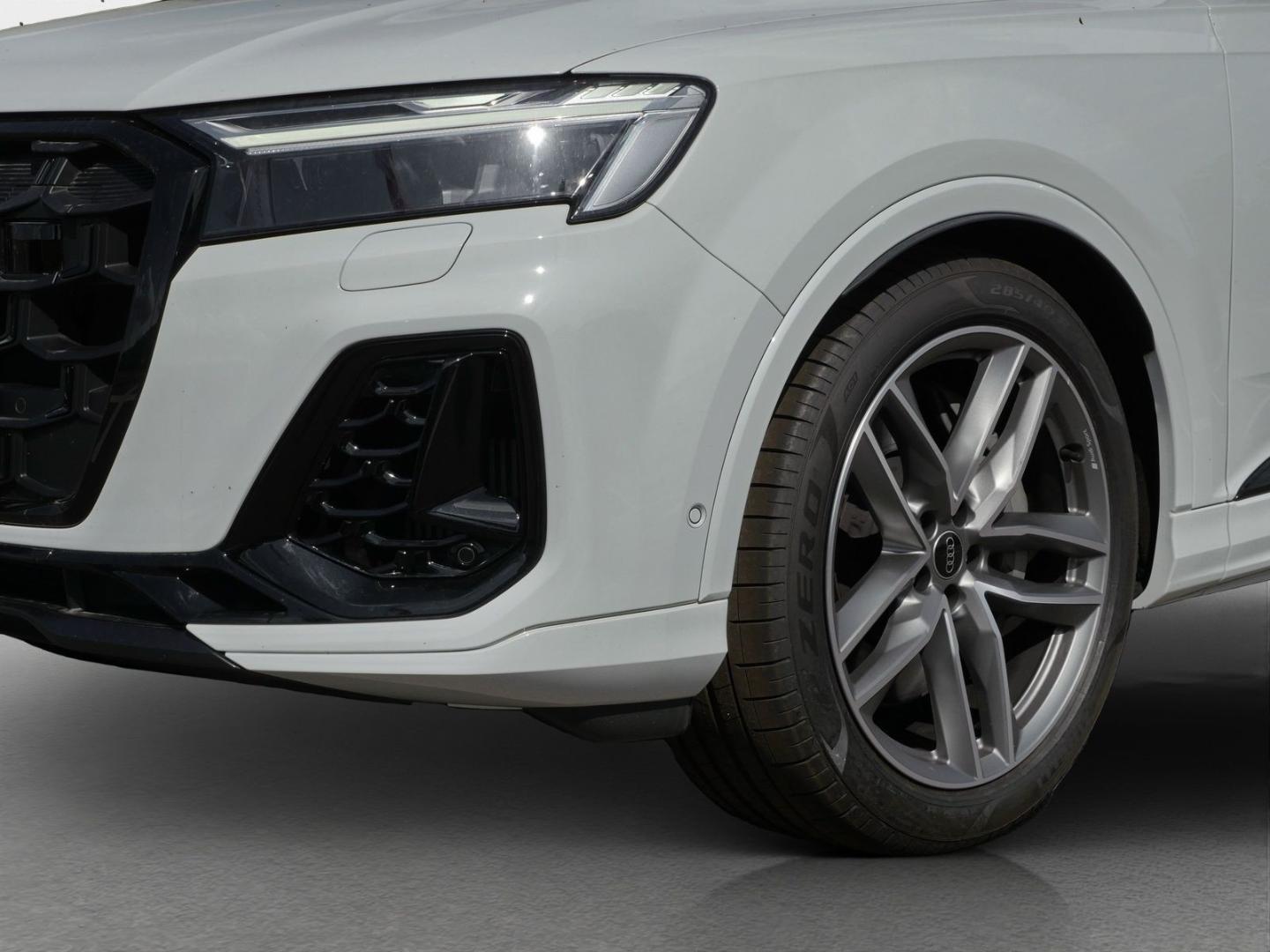 Image about Audi Q7 SUV TFSI e S line 55 TFSI e quattro tiptronic