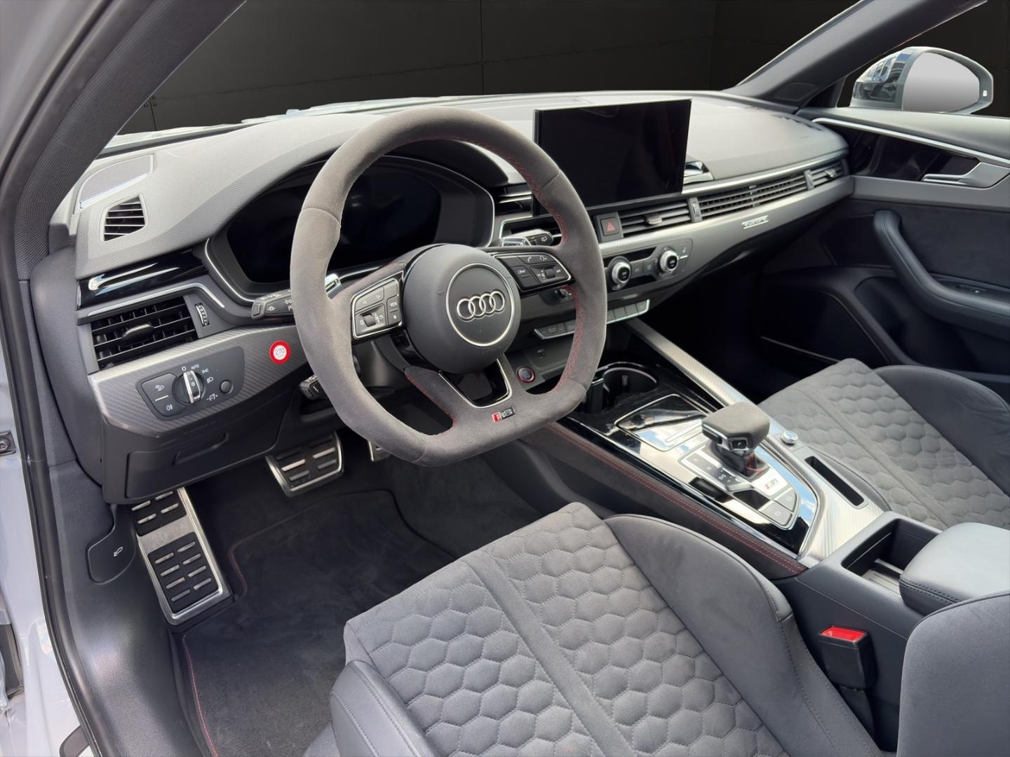 Bild über Audi RS 4 Avant TFSI quattro tiptronic - für weitere Informationen kontaktieren Sie den Audi Partner