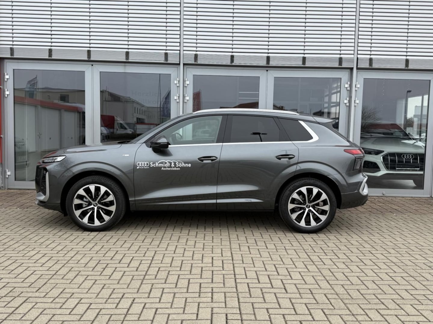 Bild über Audi Q3 SUV TFSI 110 kW S tronic - für weitere Informationen kontaktieren Sie den Audi Partner