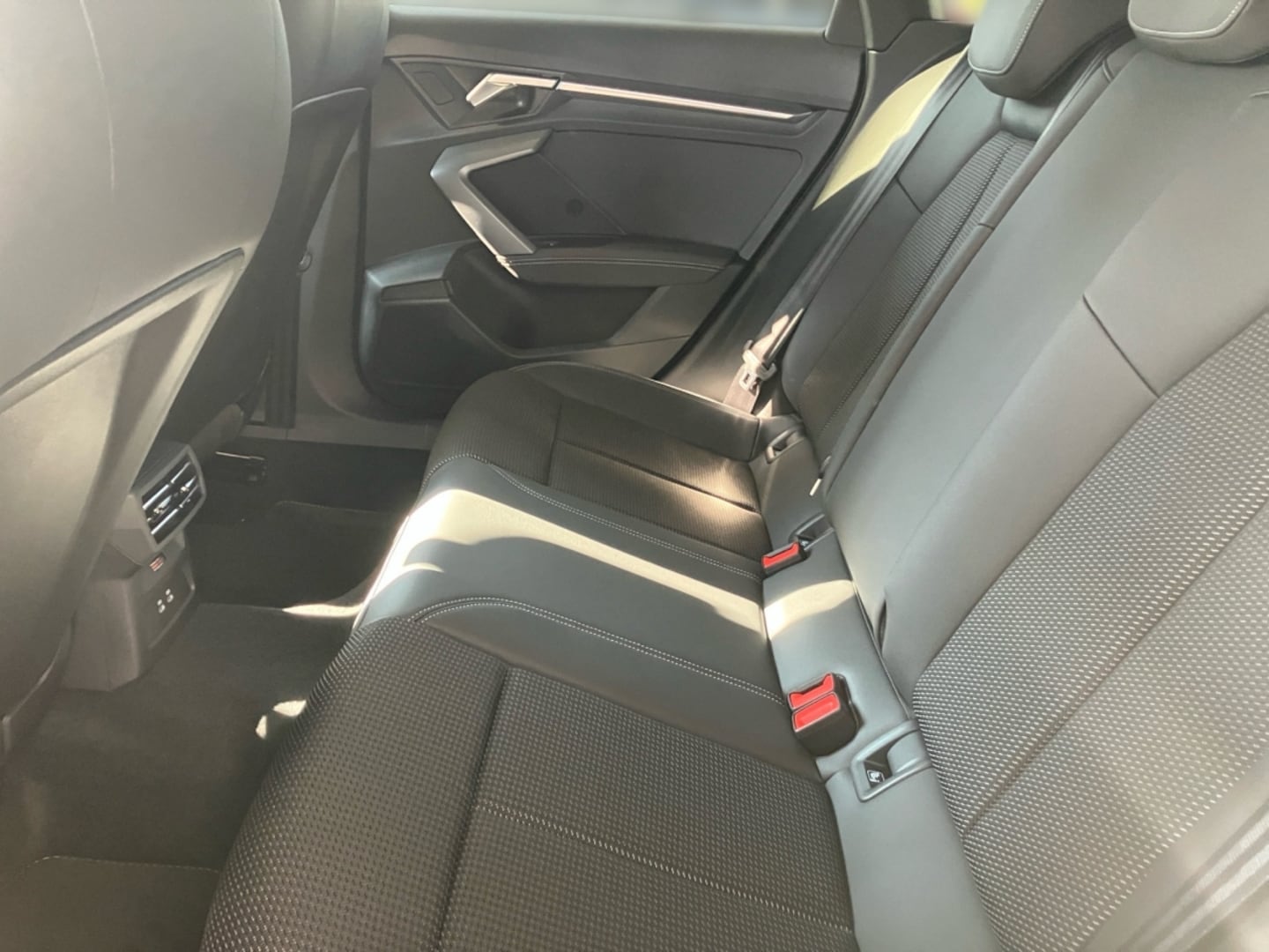 Bild über Audi A3 Sportback S line 35 TFSI S tronic - für weitere Informationen kontaktieren Sie den Audi Partner