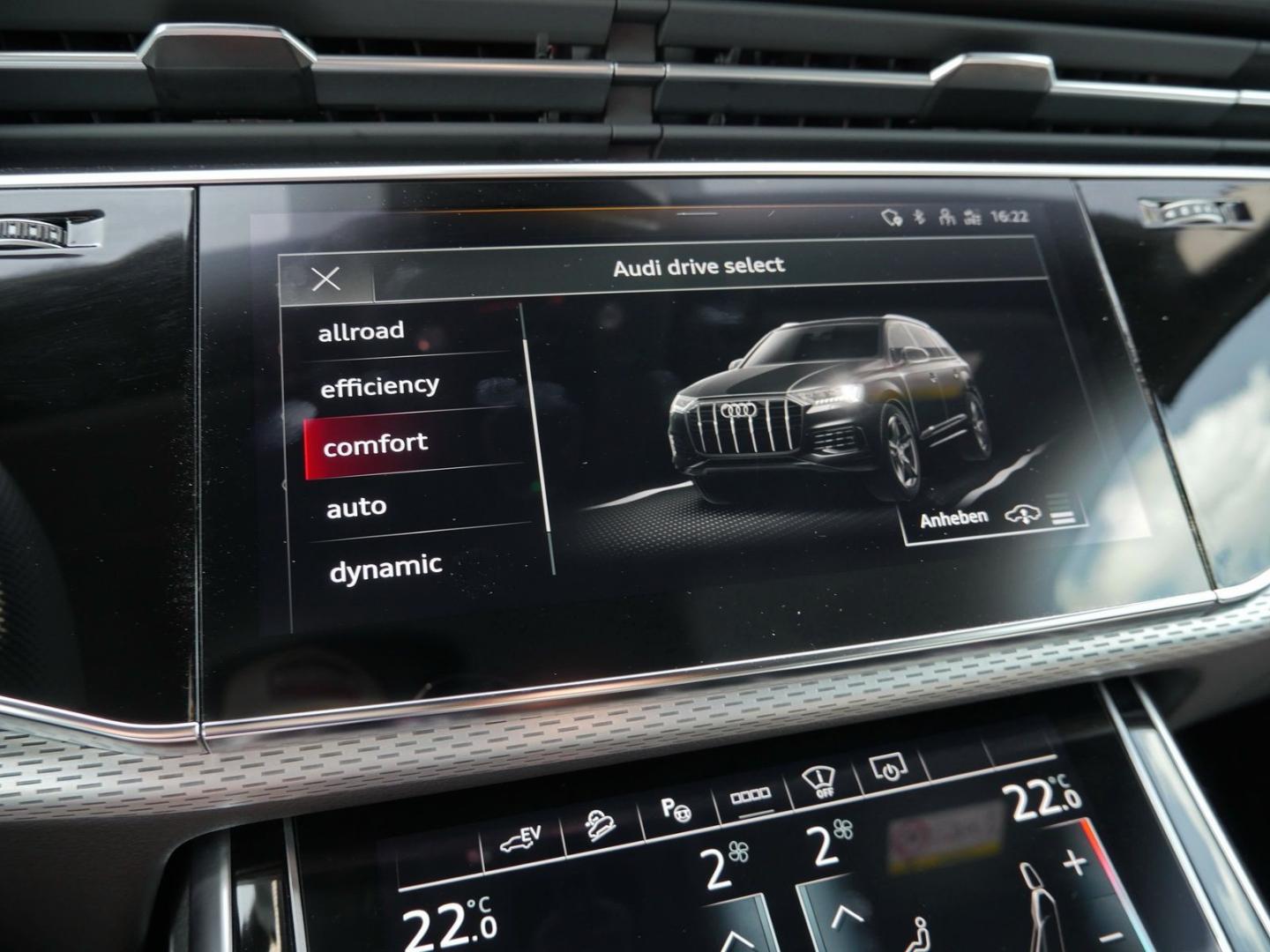 Image about Audi Q7 SUV TFSI e S line 55 TFSI e quattro tiptronic