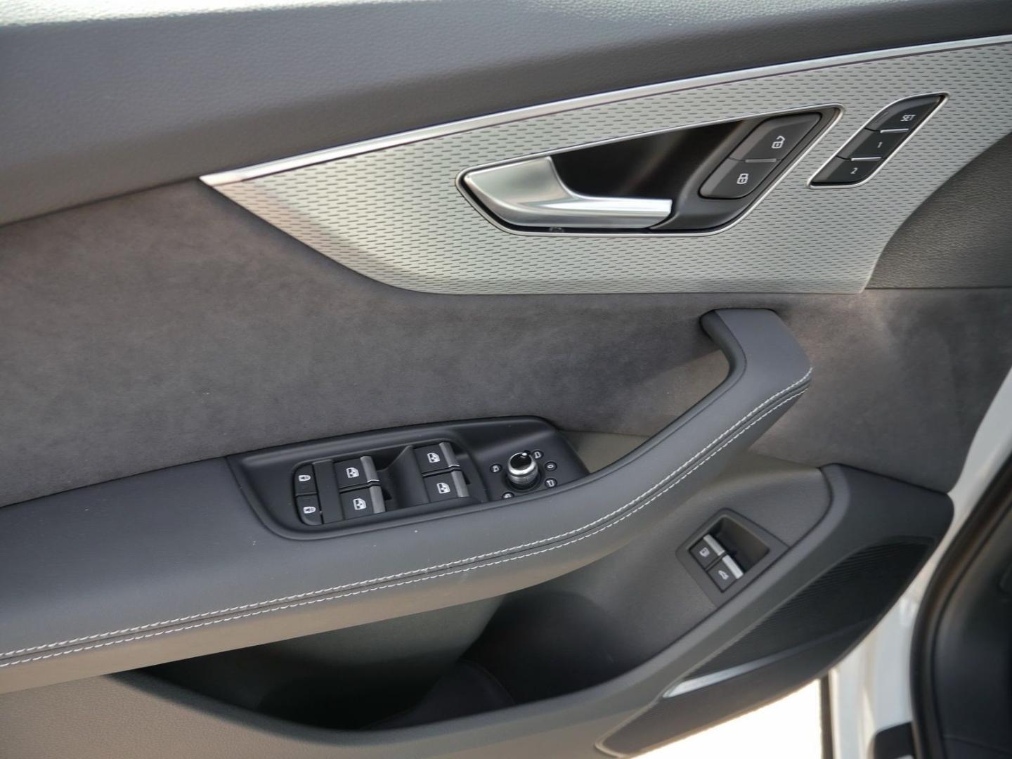 Image about Audi Q7 SUV TFSI e S line 55 TFSI e quattro tiptronic