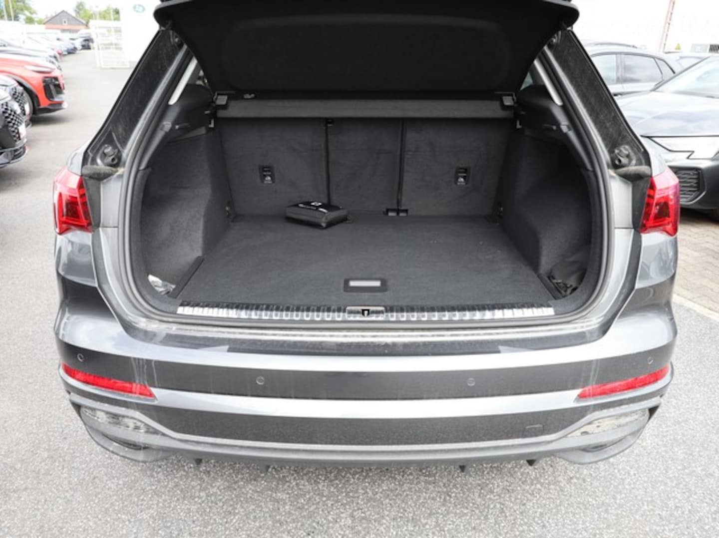 Bild über Audi Q3 TFSI quattro 180 kW S tronic - für weitere Informationen kontaktieren Sie den Audi Partner