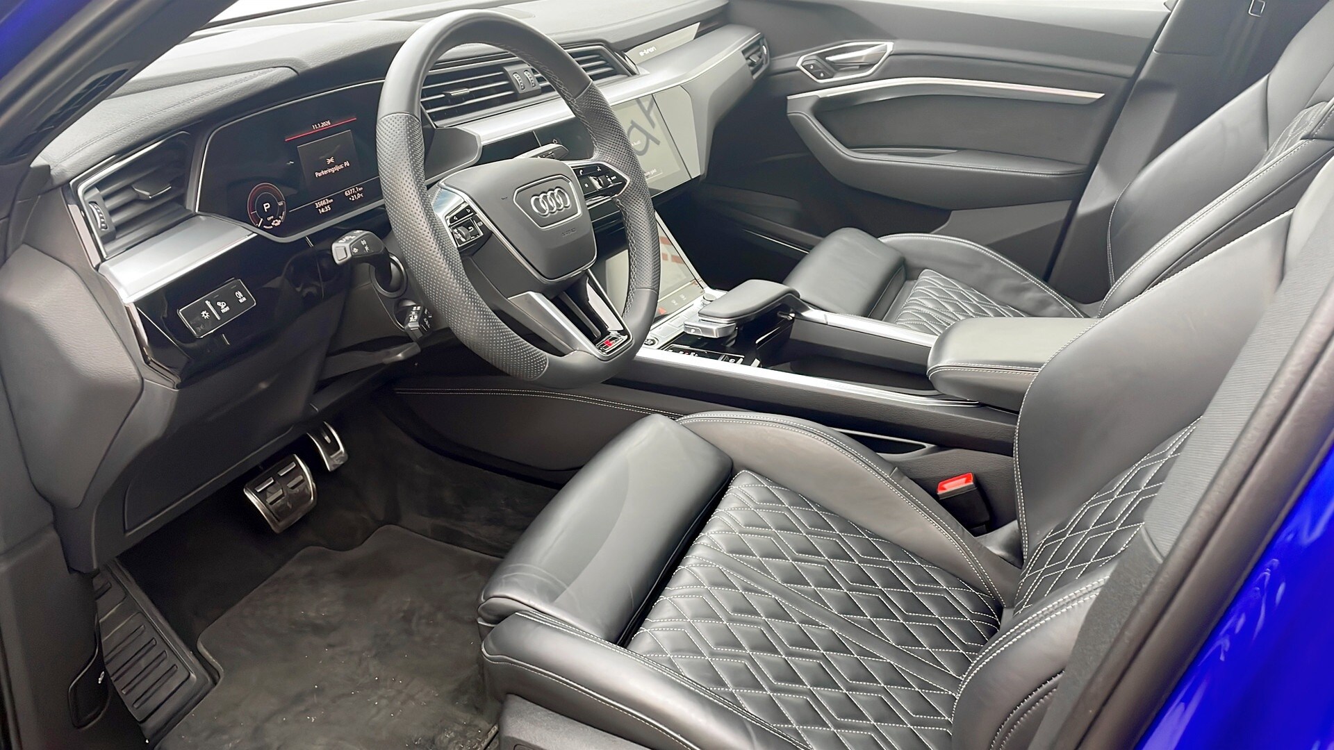 Bild som visar Audi Q8 Sportback e-tron Q8 Sportback 55 e-tron quattro S line 300,00 kW - för mer information kontakta din Audi Partner