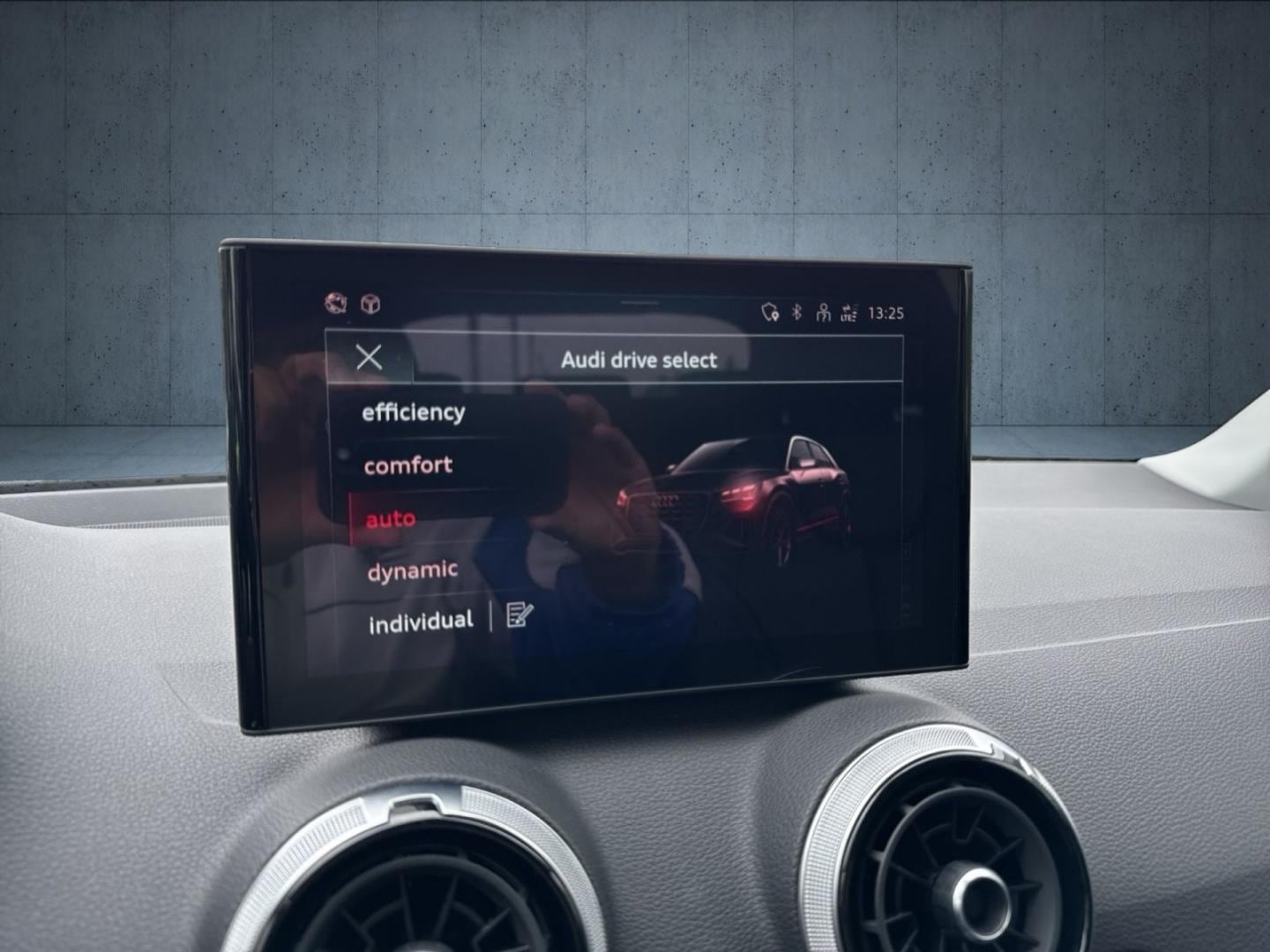 Bild über Audi Q2 S line 40 TFSI quattro S tronic - für weitere Informationen kontaktieren Sie den Audi Partner