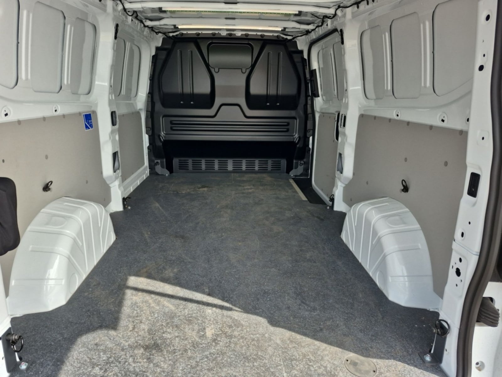 Volkswagen Transporter Kasten langer Radstand – Bild 10