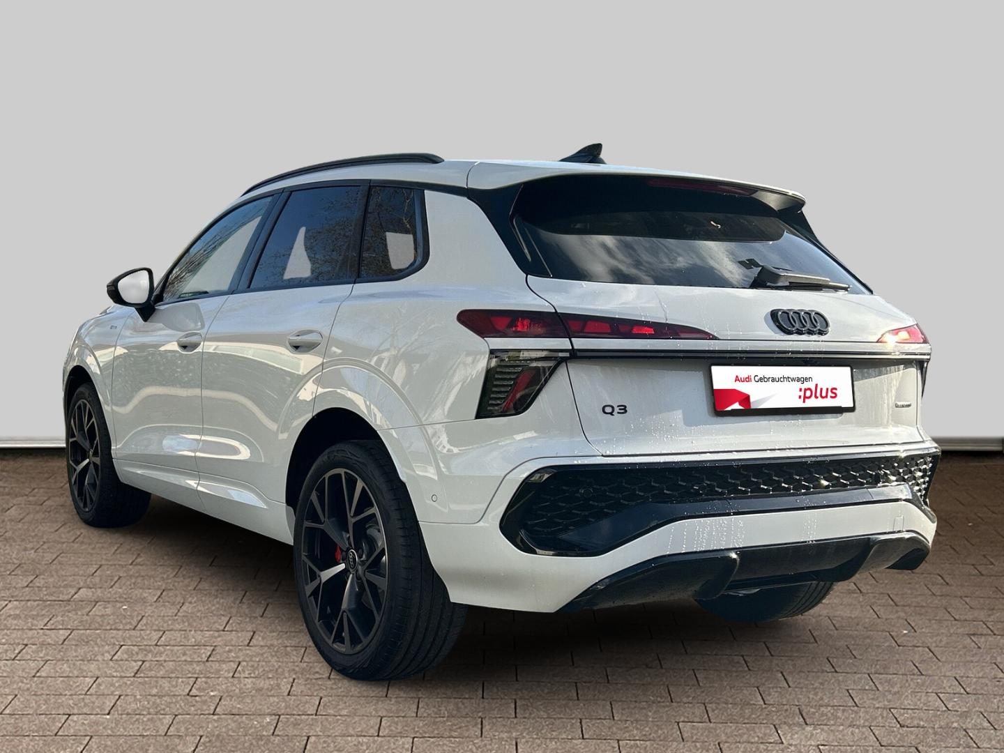 Bild über Audi Q3 SUV TFSI quattro 195 kW S tronic - für weitere Informationen kontaktieren Sie den Audi Partner
