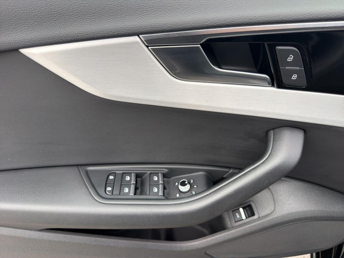 Bild über Audi A4 Avant S line 40 TFSI S tronic - für weitere Informationen kontaktieren Sie den Audi Partner