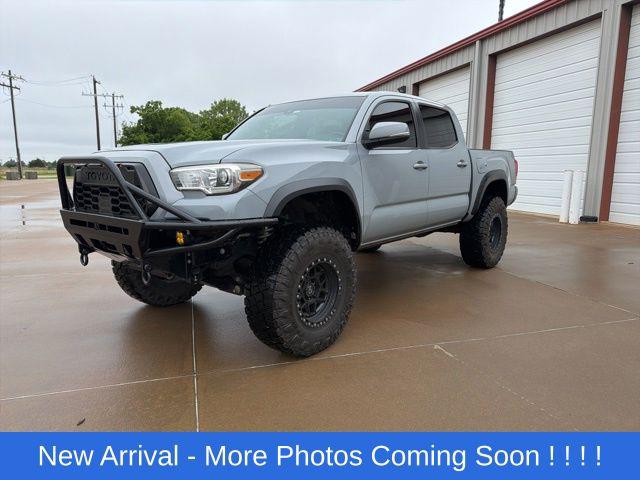 2018 Toyota Tacoma SR5 Double Cab 4x4 V6 Auto Short Bed's photo