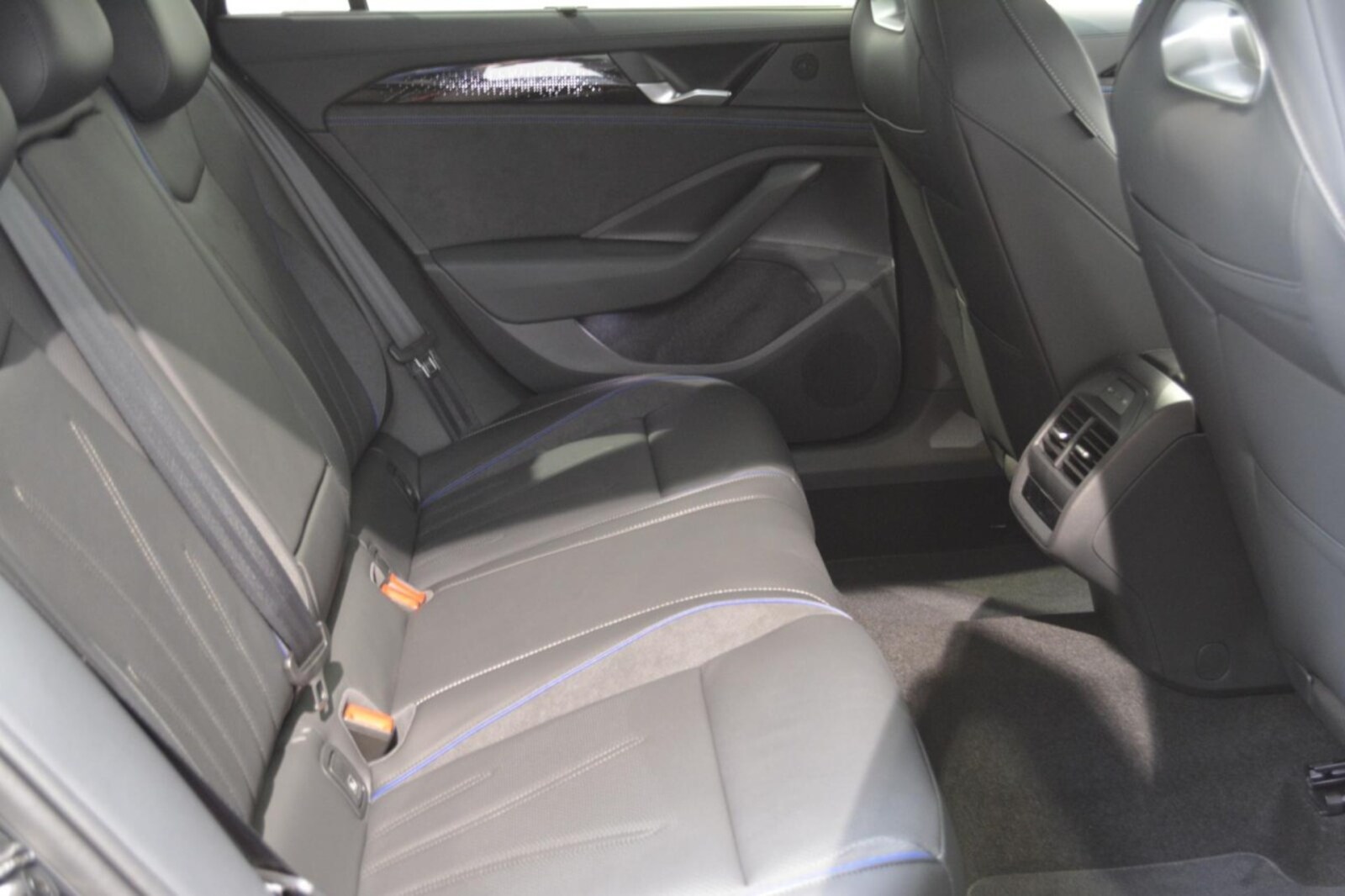 Volkswagen Passat – Bild 6
