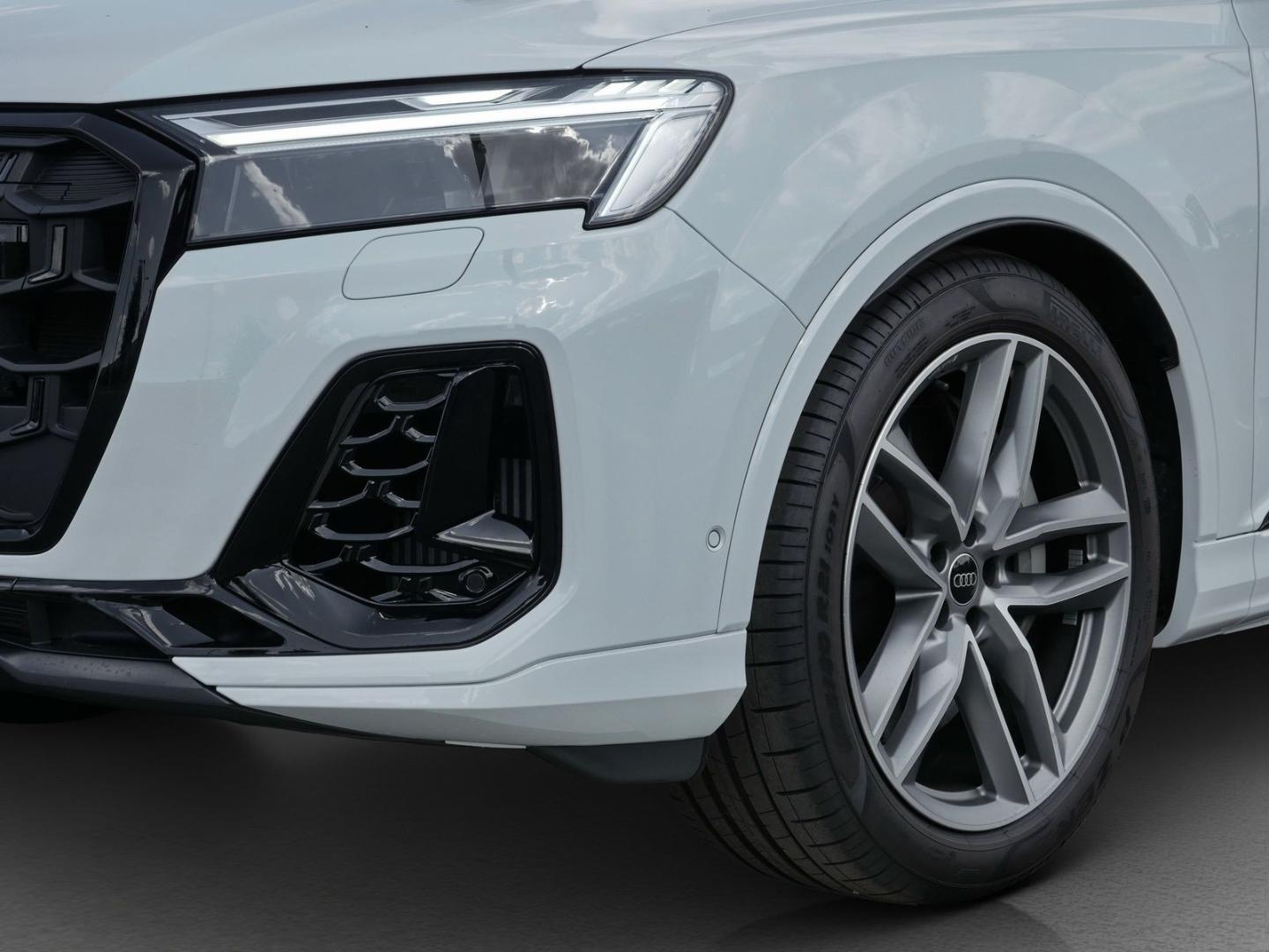 Image about Audi Q7 SUV TFSI e S line 55 TFSI e quattro tiptronic