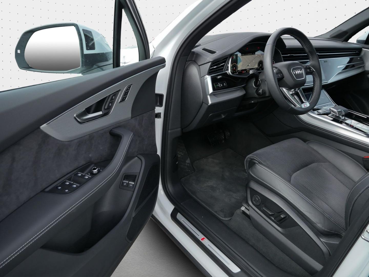 Image about Audi Q7 SUV TFSI e S line 55 TFSI e quattro tiptronic