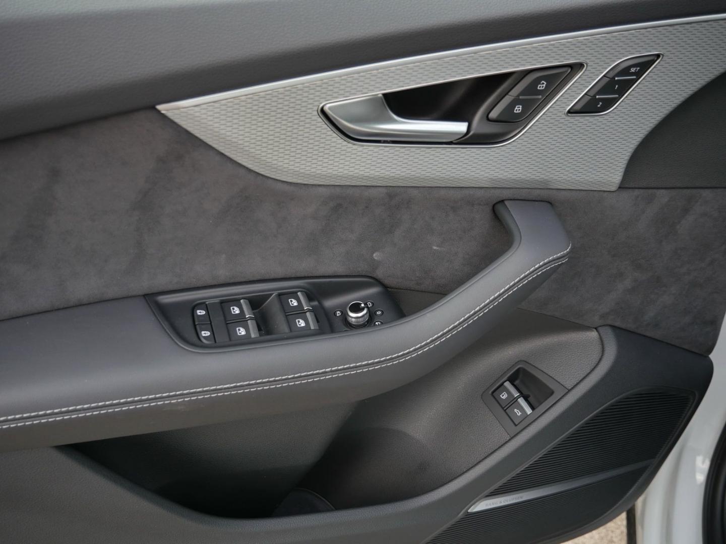 Image about Audi Q7 SUV TFSI e S line 55 TFSI e quattro tiptronic