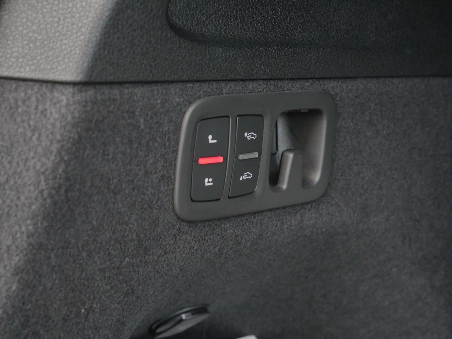 Image about Audi Q7 SUV TFSI e S line 55 TFSI e quattro tiptronic