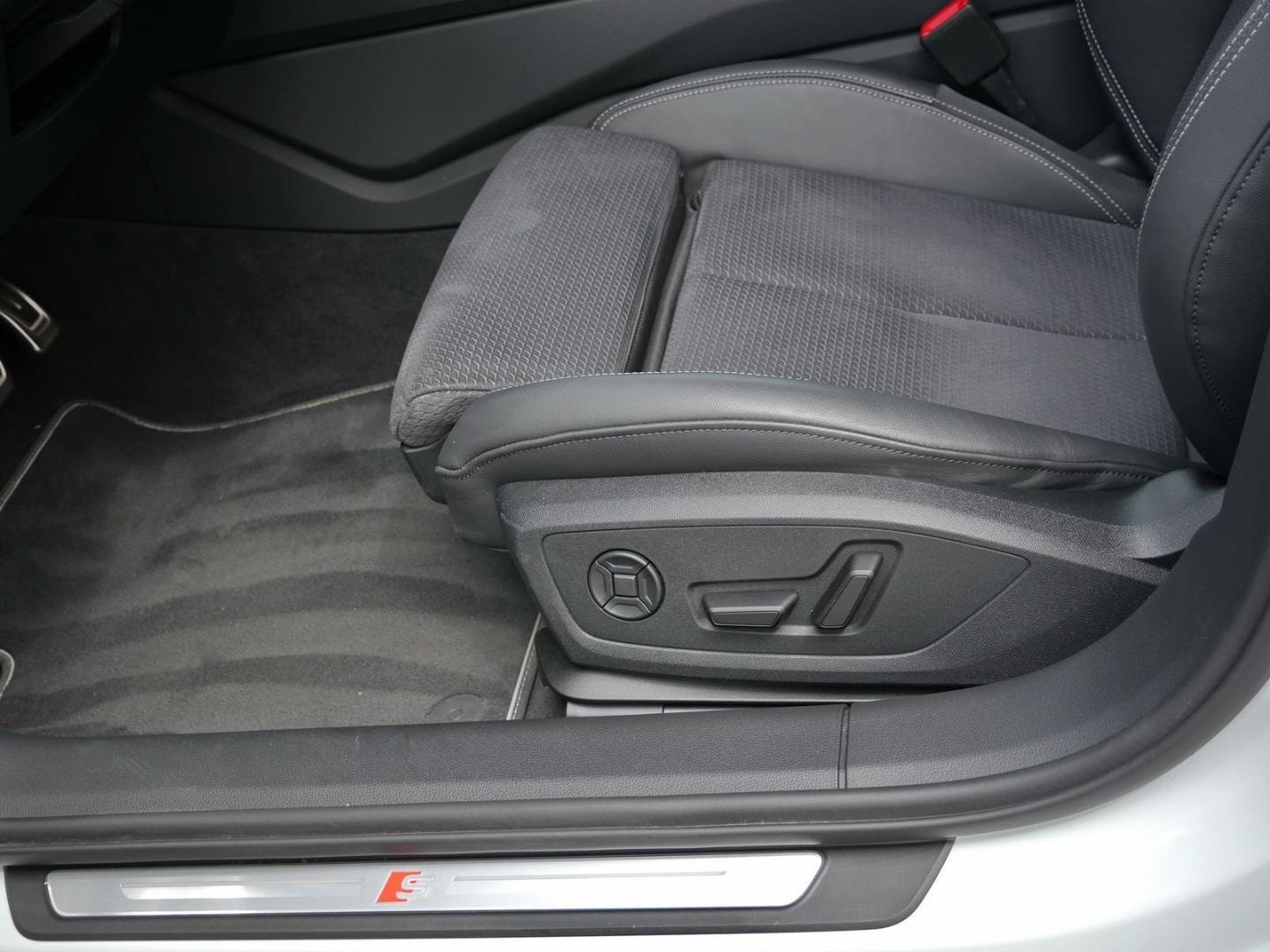 Bild über Audi S6 Avant TDI quattro tiptronic - für weitere Informationen kontaktieren Sie den Audi Partner
