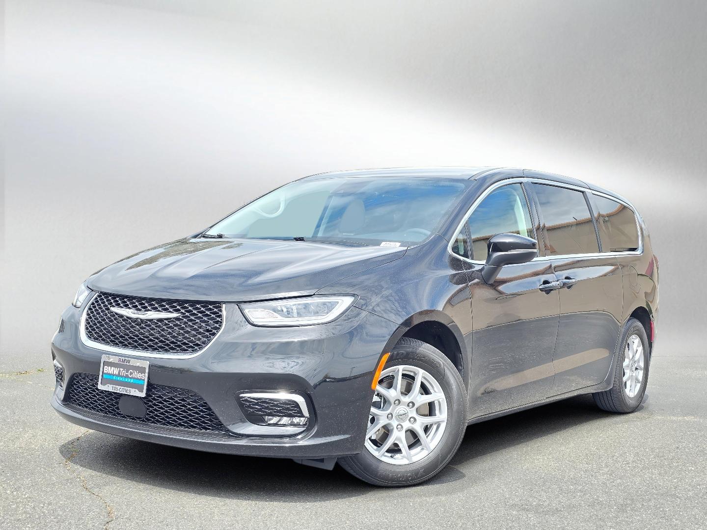 2023 Chrysler Pacifica Touring L's photo