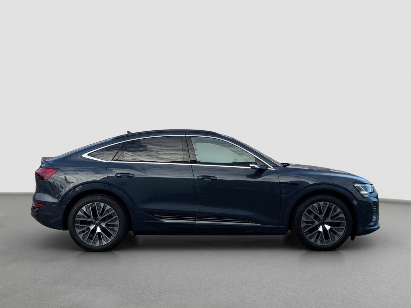 Bild über Audi Q8 Sportback e-tron S line 55 e-tron quattro - für weitere Informationen kontaktieren Sie den Audi Partner
