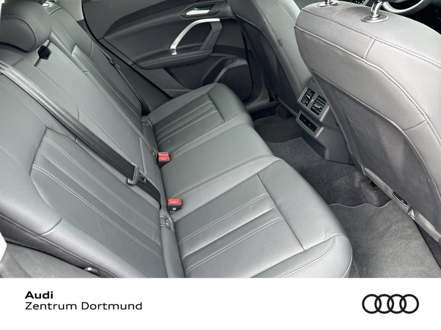 Bild über Audi Q5 SUV TDI quattro 150 kW S tronic - für weitere Informationen kontaktieren Sie den Audi Partner