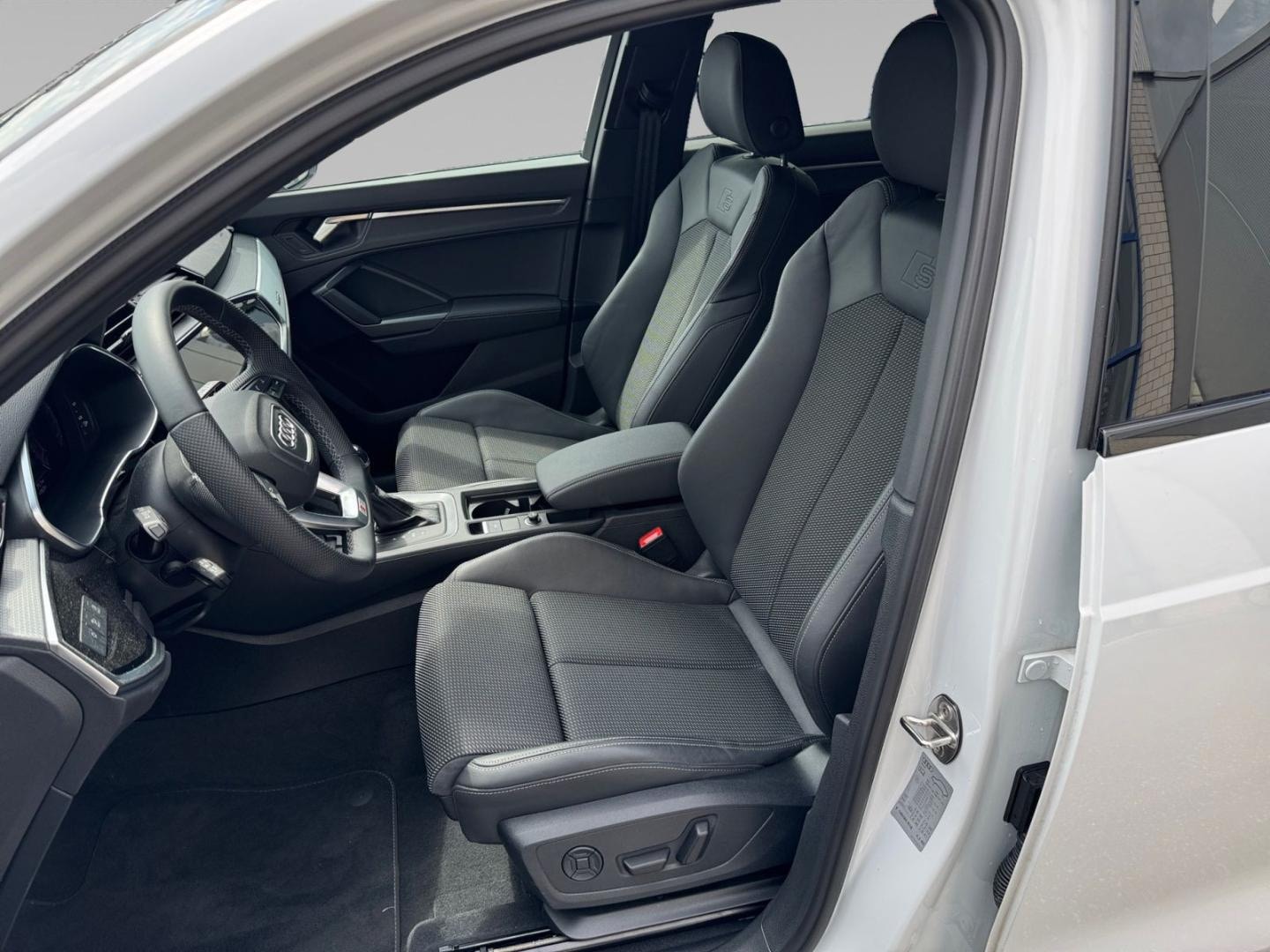 Bild über Audi Q3 S line 40 TDI quattro S tronic - für weitere Informationen kontaktieren Sie den Audi Partner