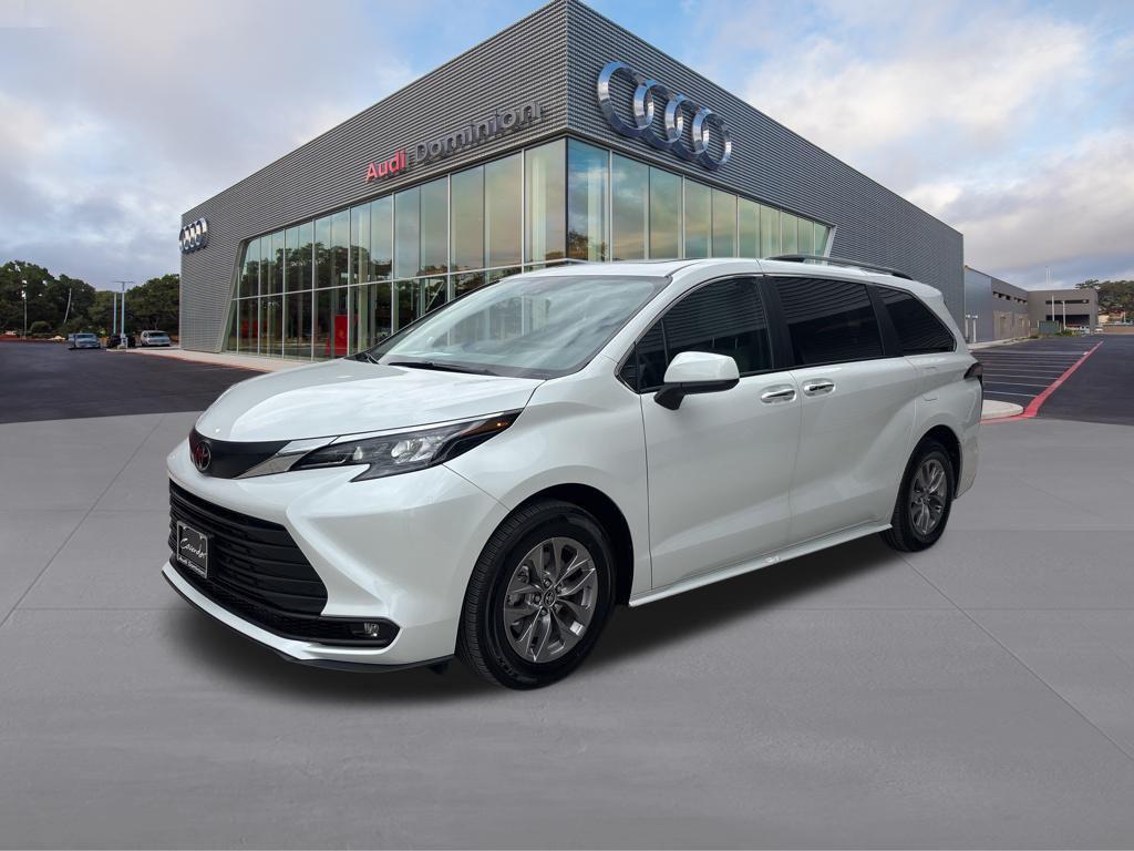2026 Toyota Sienna XLE 8-Passenger Hybrid FWD's photo